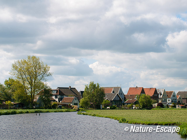 Durgerdam, achterzijde van dijkwoningen, Goudriaanroute 1 030514